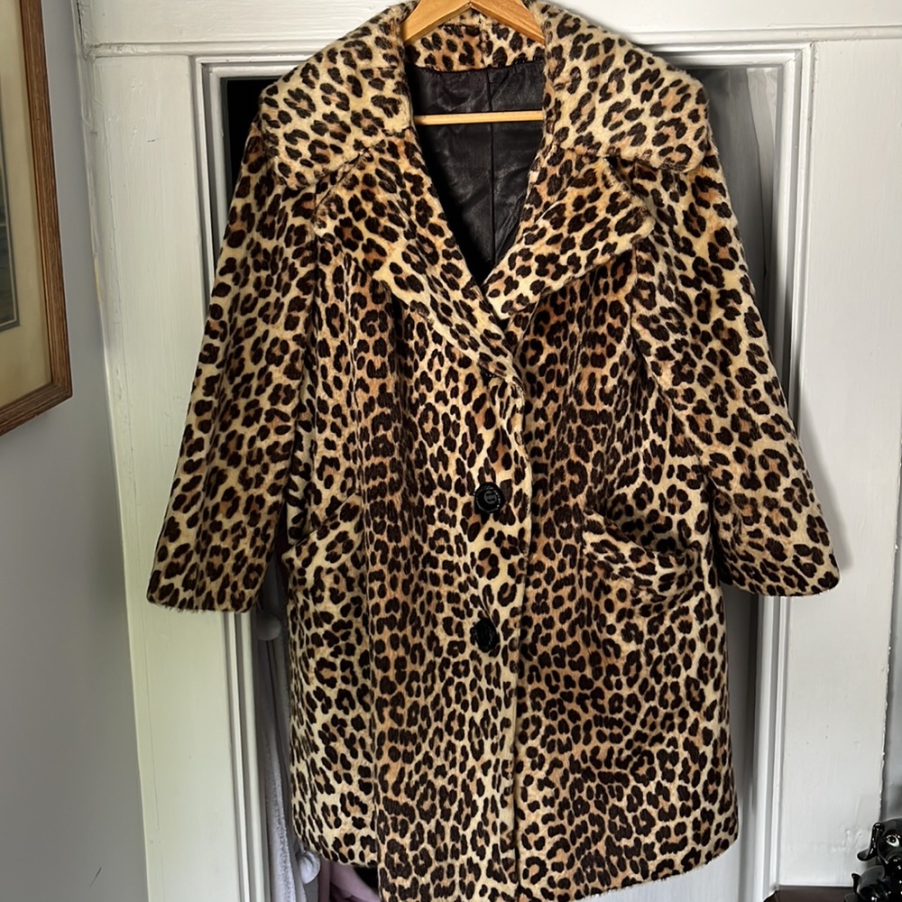 Classic mid century style women’s faux leopard skin jacket.
